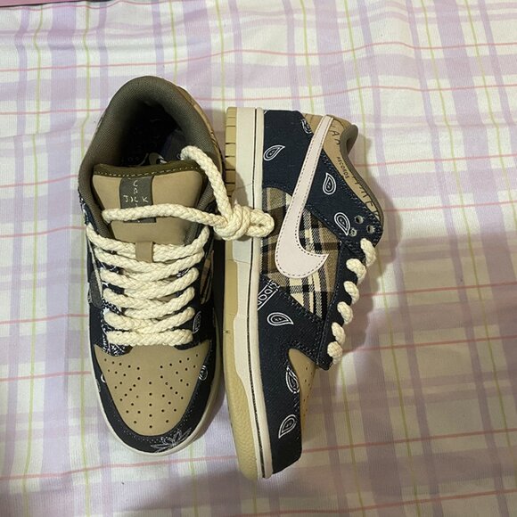 Nike Cashew Flower Trend Sneakers